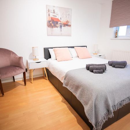 Bright And Spacious One Bedroom Apparment, Free Parking Londra Esterno foto