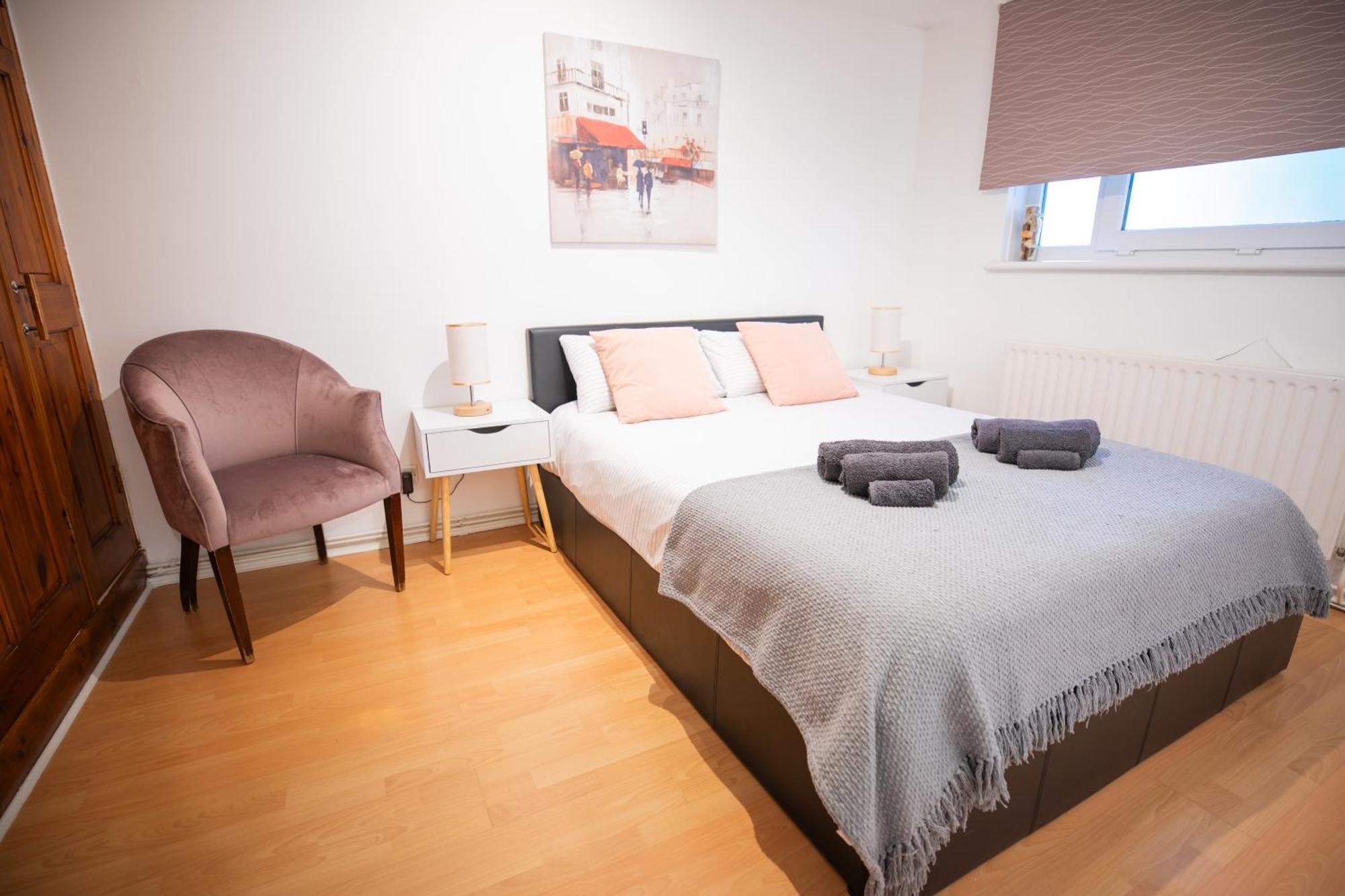 Bright And Spacious One Bedroom Apparment, Free Parking Londra Esterno foto