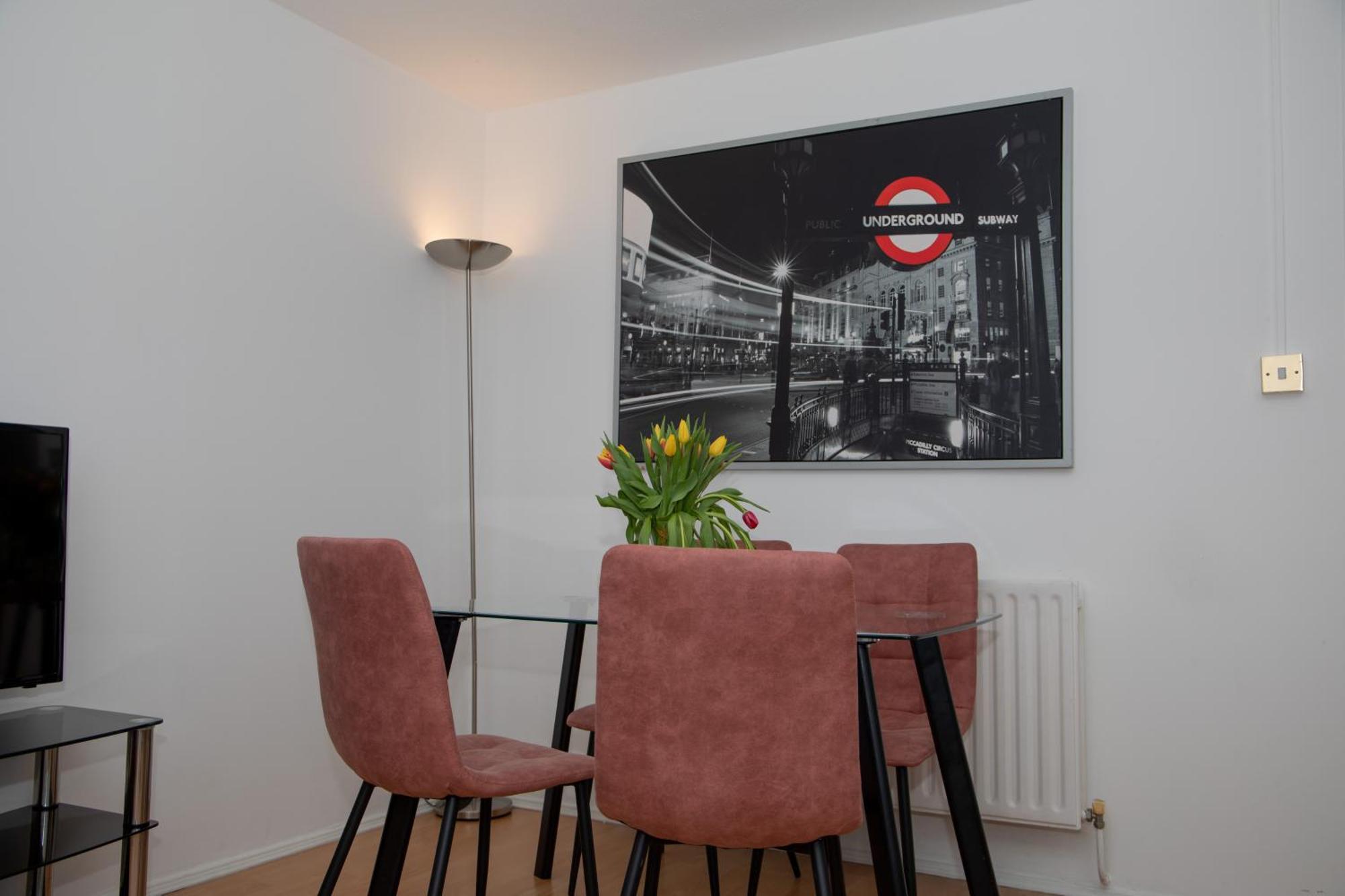 Bright And Spacious One Bedroom Apparment, Free Parking Londra Esterno foto