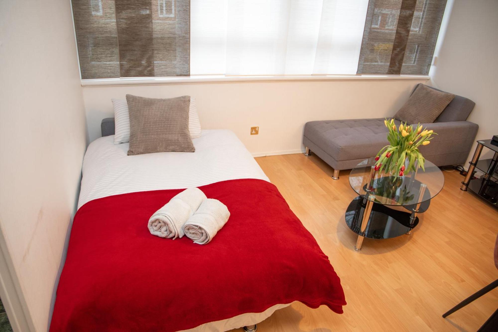 Bright And Spacious One Bedroom Apparment, Free Parking Londra Esterno foto