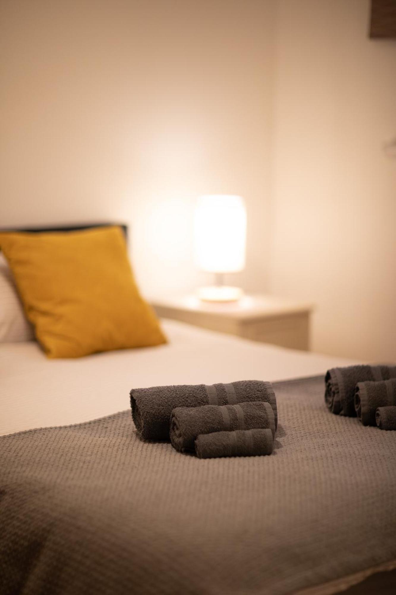 Bright And Spacious One Bedroom Apparment, Free Parking Londra Esterno foto