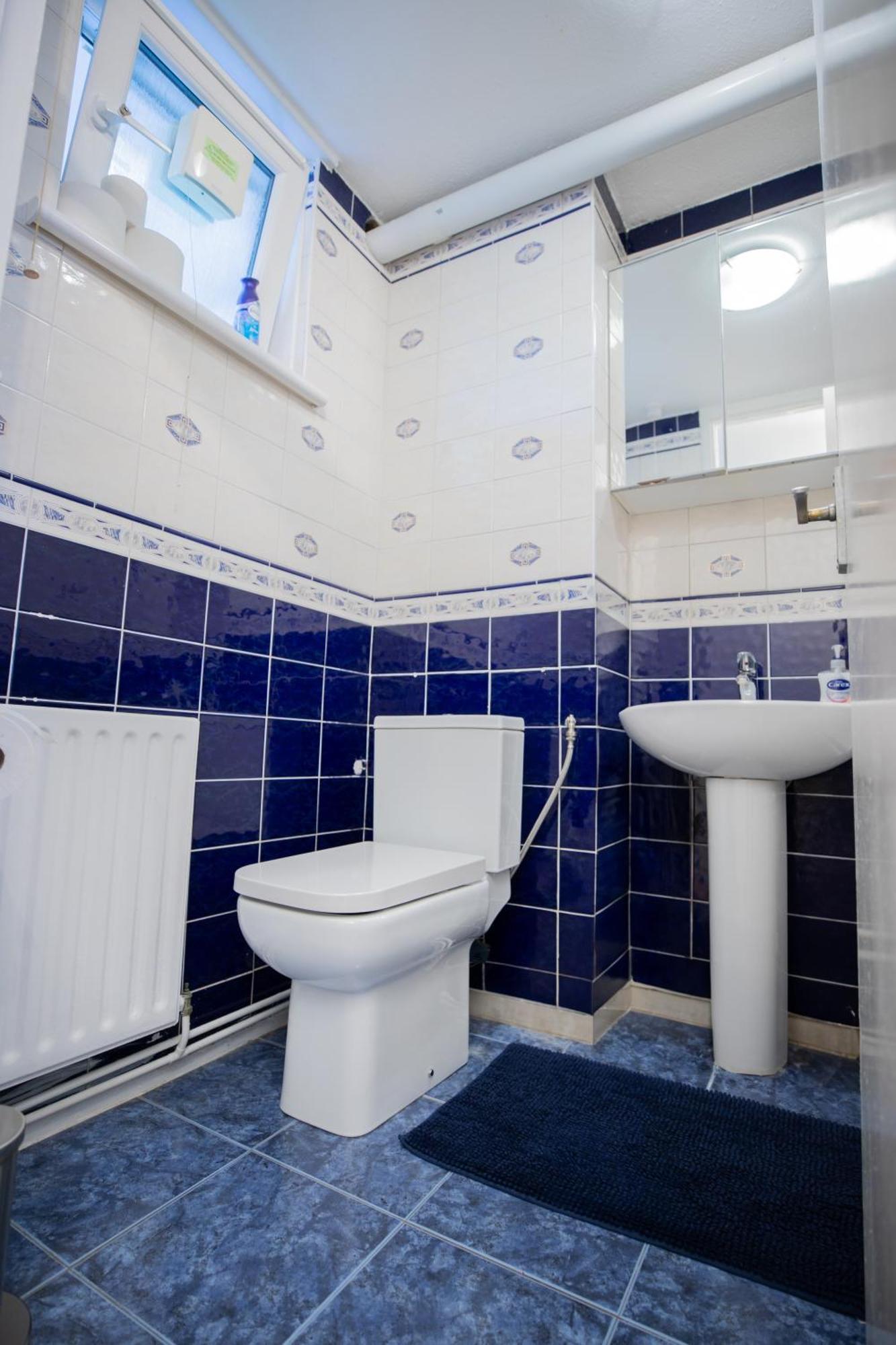 Bright And Spacious One Bedroom Apparment, Free Parking Londra Esterno foto