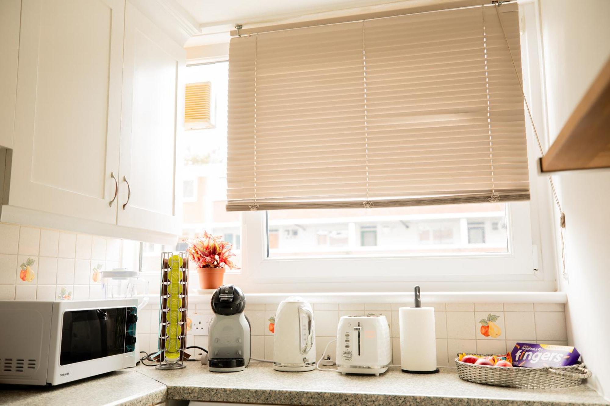 Bright And Spacious One Bedroom Apparment, Free Parking Londra Esterno foto